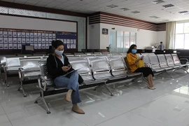'Không thể dựa vào số ca nhiễm COVID-19 để cách ly xã hội'