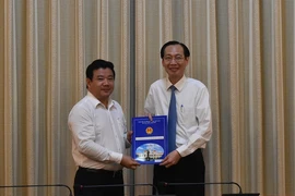 Ông Nguyễn Trần Phú nhận quyết định. Ảnh: PHƯƠNG THÙY