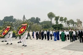 Lãnh đạo TP.HCM dâng hương tưởng nhớ các anh hùng liệt sĩ