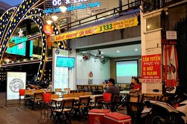 Nhiều dịch vụ ở TP.HCM được mở cửa trở lại, có quán nhậu
