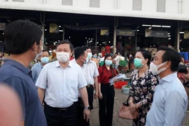 Lãnh đạo TP.HCM kiểm tra phòng dịch ở chợ lúc rạng sáng