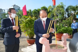 Chủ tịch nước thắp hương tại khu di tích Ngã ba Giồng