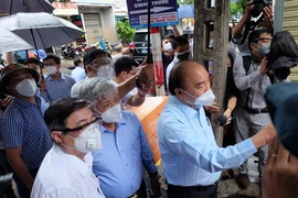 Chủ tịch nước thăm khu phong tỏa ở TP.HCM: Bà con hãy tin tưởng vào chính quyền