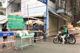 TP.HCM: Gần 9.000 shipper hoạt động lại, giảm quá tải 'đi chợ hộ'