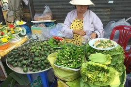 Vàng mã, trầu cau... hút khách ngày vía Thần tài