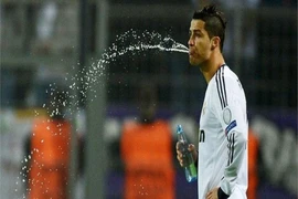 Vì sao cầu thủ của WorldCup lại nhổ nước mà không nuốt chúng? 