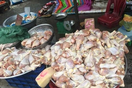 Mẹo tránh mua nhầm thịt gà thải chất lượng kém