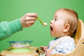 Cho trẻ ăn uống như thế nào khi bị chân tay miệng?