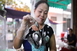Dùng muỗng không rãnh để tránh ngộ độc thực phẩm
