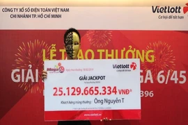 Vietlott trao 25 tỉ cho khách hàng thứ 3 trúng số tại TP.HCM 