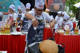 Hàng chục nam nhân trổ tài nấu ăn tại sự kiện ẩm thực
