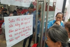 Cận cảnh Auchan 'vỡ trận' do dân đổ xô mua hàng giảm giá 