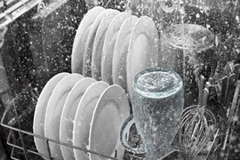 Tráng bát, đũa bằng nước sôi trước khi ăn, có sạch vi khuẩn?