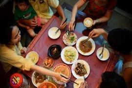 Lây nhiễm bệnh chỉ vì... đôi đũa
