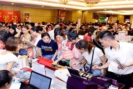 Tranh nhau mua hàng hiệu giảm giá trong 'ngày thứ sáu đen tối'