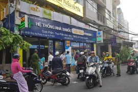 Chen nhau mua khẩu trang, nhiều người mua... cả thùng 