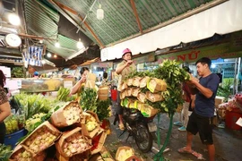 Tấp nập chợ hoa sỉ ngày 8-3