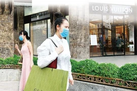Thời trang xa xỉ chuyển mình mạnh mẽ nhờ thương mại điện tử
