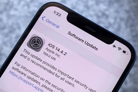 Apple 'tuyên chiến' với Facebook, nhà kinh doanh khóc ròng