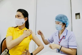 Sau tiêm phòng COVID-19, người được tiêm cần chú ý ăn uống ra sao?