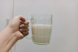 Sữa ít đường hay sữa có đường loại nào tốt cho sức khỏe hơn?