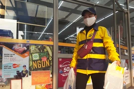 Tấp nập đi chợ hộ mua mắm, muối...trong giãn cách