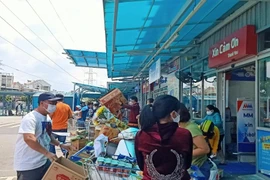 Cận cảnh: Khách xếp hàng chờ mua, siêu thị cam kết hàng không thiếu