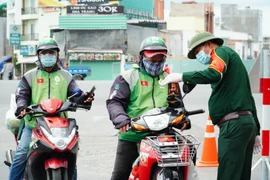 Từ 17 giờ hôm nay, người dân TP Thủ Đức đi chợ qua Grab thế nào?