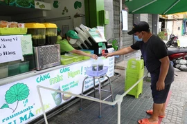 Mua đồ mang về, muốn an toàn hãy chú ý đôi bàn tay