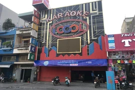 Karaoke xin được mở cửa, người hát đeo khẩu trang