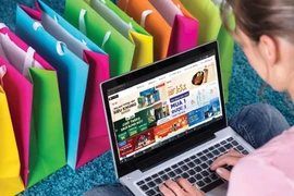 Mỹ phẩm, thời trang rầm rộ giảm giá tới 50% khi mua hàng online