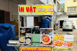 Bánh phô mai đồng xu hết 'hot trend', người bán đua nhau thanh lý máy