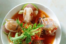 Vắt chanh vào hàu sống, tôm sống để mong diệt vi khuẩn?