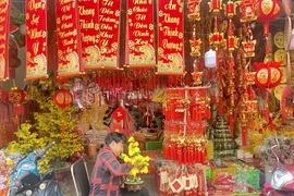 Thu 9,2 tỉ đồng nhờ bán đồ trang trí Tết trên online