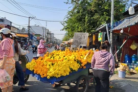 Hoa, thịt, trứng đua nhau giảm giá trước ngày 23 tháng Chạp
