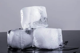 Mẹo giúp phân biệt đá làm từ nước máy và nước đun sôi để nguội