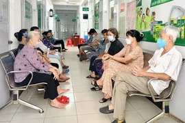 Người cao tuổi dễ mất ngủ nên ăn gì để cải thiện?
