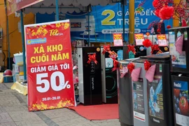 Tivi, tủ lạnh, nồi niêu...khuyến mãi khủng tràn ra vỉa hè ngày cận tết