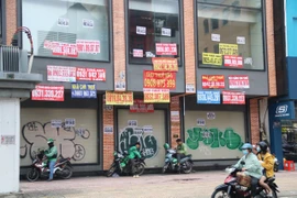 Mặt bằng bán lẻ đường phố áp lực trước trung tâm thương mại