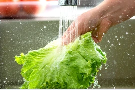 Vì sao không nên rửa hoặc ngâm rau quá lâu trong nước?