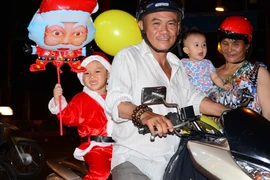 Ông già Noel, công chúa tuyết “nhí” tung tăng dạo phố cùng gia đình