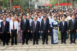 Bí thư Đinh La Thăng dâng hương tưởng niệm các vua Hùng