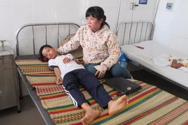 Mắc rèm cửa, hai mẹ con bị điện giật 