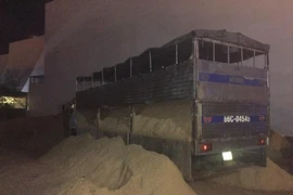 Xúc cát xuống xe để ứng phó thanh tra giao thông