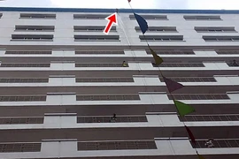 Mảng bê tông tầng 16 rơi làm sinh viên HUTECH tử vong