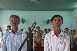 8 luật sư bào chữa miễn phí cho 2 nông dân nhận hối lộ