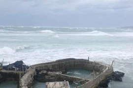 Gió giật mạnh, sóng biển dâng cao tại Phú Quý