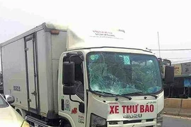 Băng qua đường, 2 vợ chồng bị xe thư báo tông tử vong