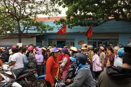 Người dân Phan Rí Cửa tập trung tại trụ sở công an