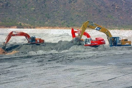 Làm gạch từ tro, xỉ nhiệt điện gặp khó vì chưa có quy chuẩn